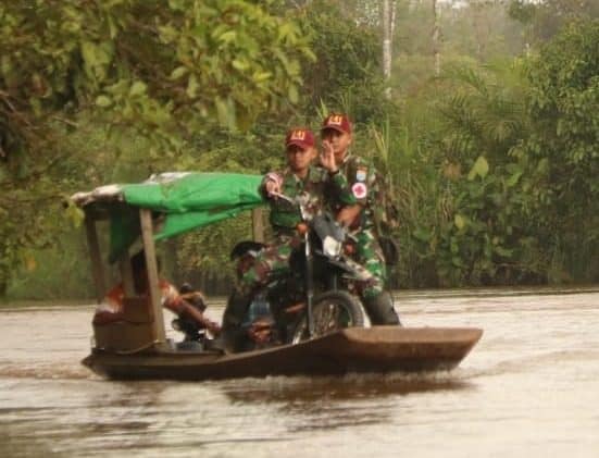 Menembus Sungai di Perbatasan, Satgas Yonif 641 Peduli Kesehatan Lansia