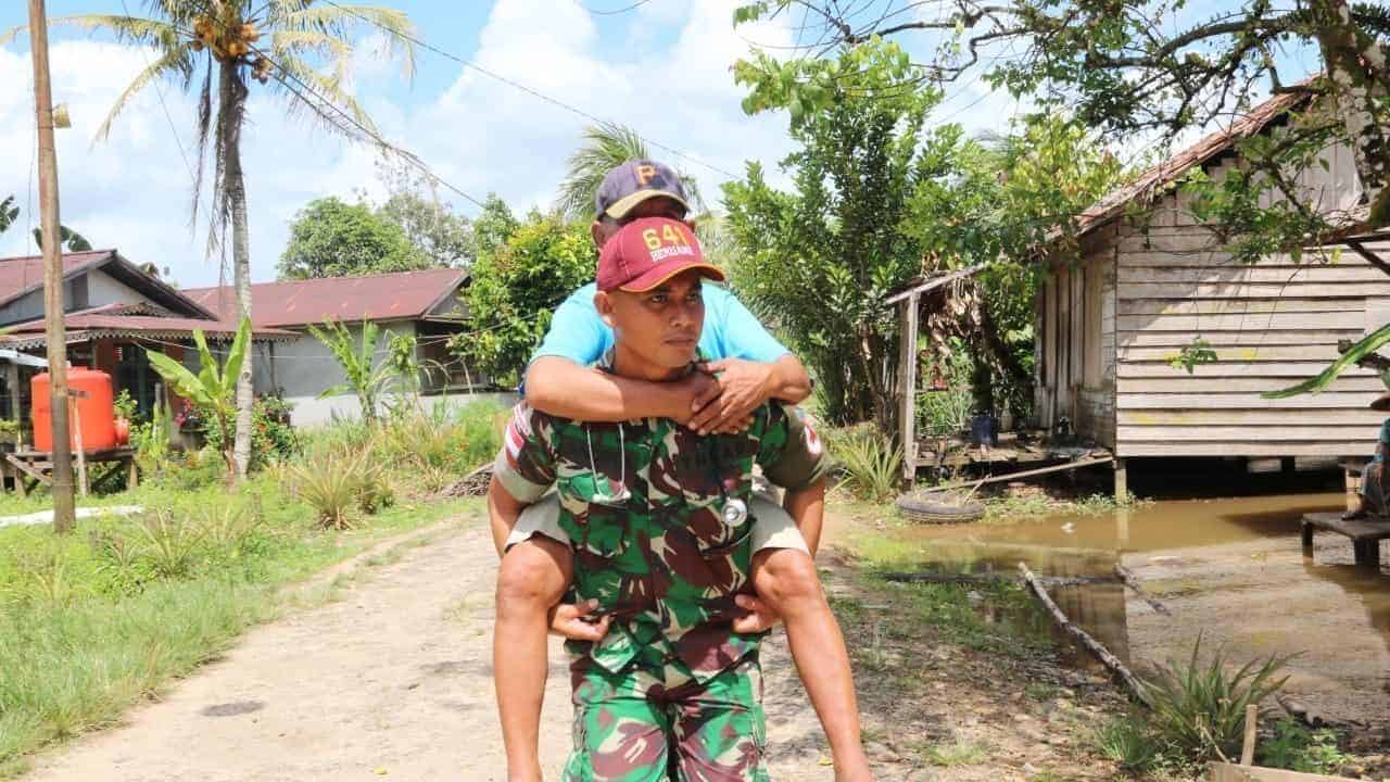 Menembus Sungai di Perbatasan, Satgas Yonif 641 Peduli Kesehatan Lansia