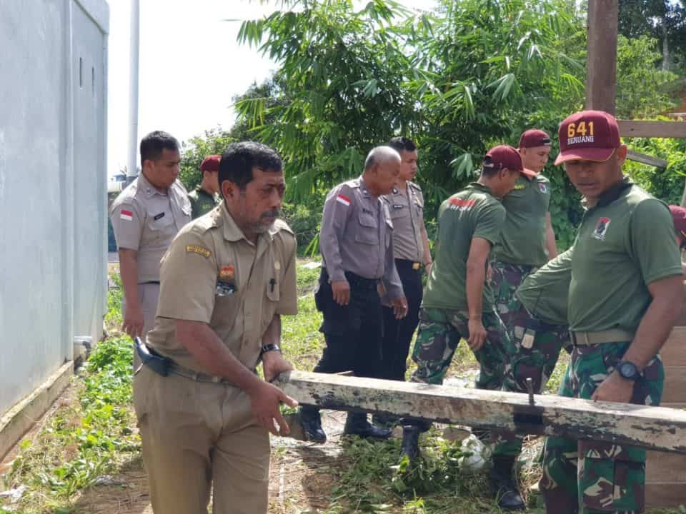 Tertimpa Longsor, Rumah Husni Dibangun Kembali Satgas Yonif 641