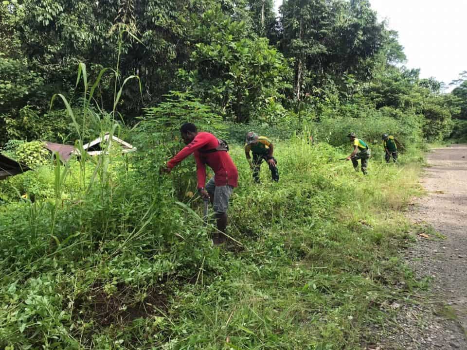 Tertutup Rumput Ilalang, Satgas Yonif 754 Bersihkan TPU Narayo