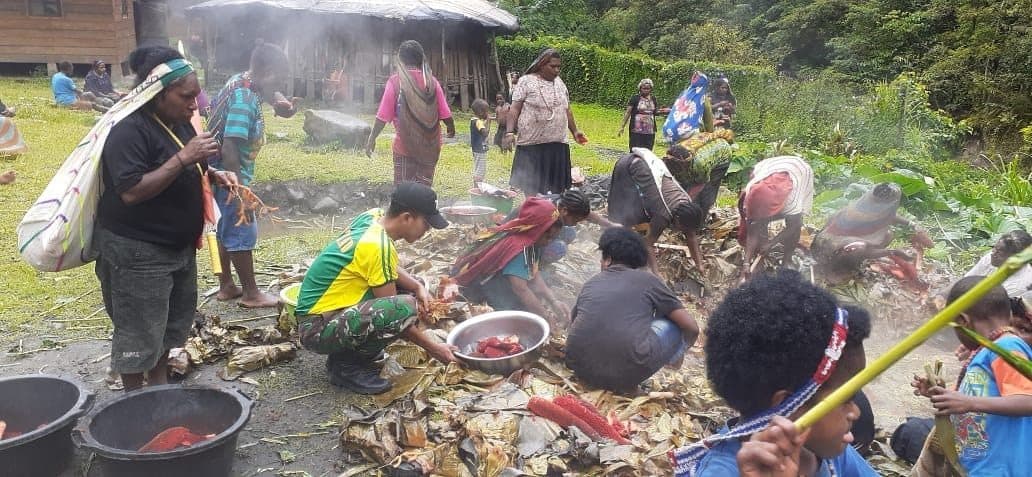 Tradisi Barapen, Silaturahmi dan Kebersamaan Satgas Yonif 754 Dengan Masyarakat Tembagapura