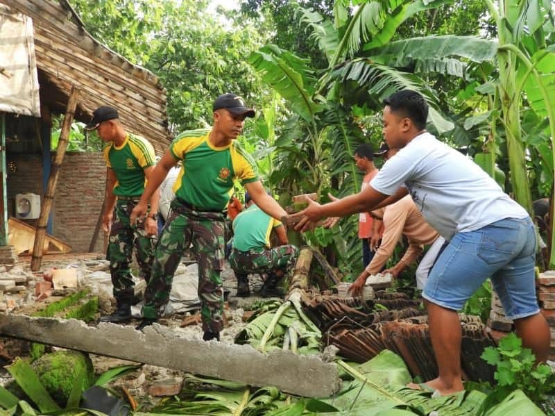 Prajurit Kostrad Bersihkan Rumah Warga Korban Puting Beliung di Ngawi