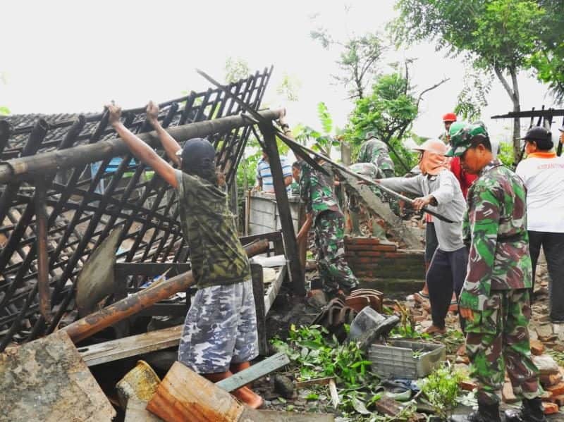 Prajurit Kostrad Bersihkan Rumah Warga Korban Puting Beliung di Ngawi