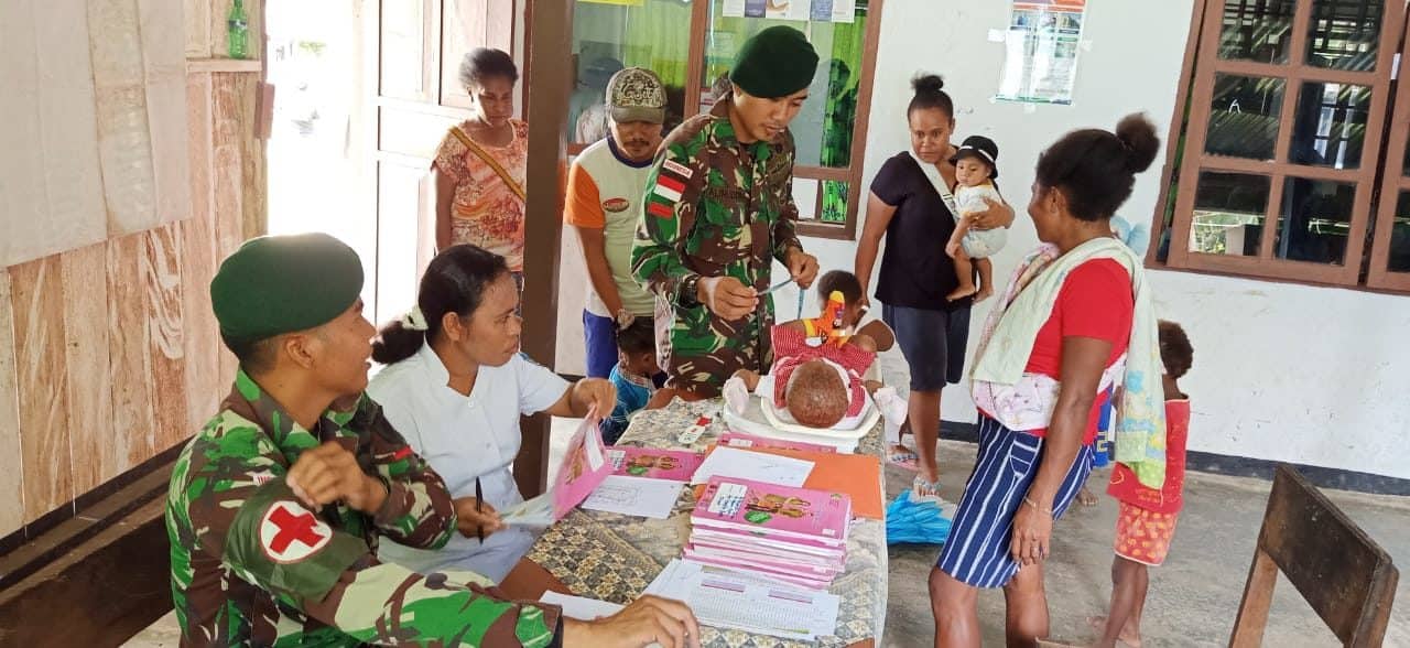 Peduli Bayi dan Ibu di Papua, Satgas Yonif 754 Gelar Posyandu
