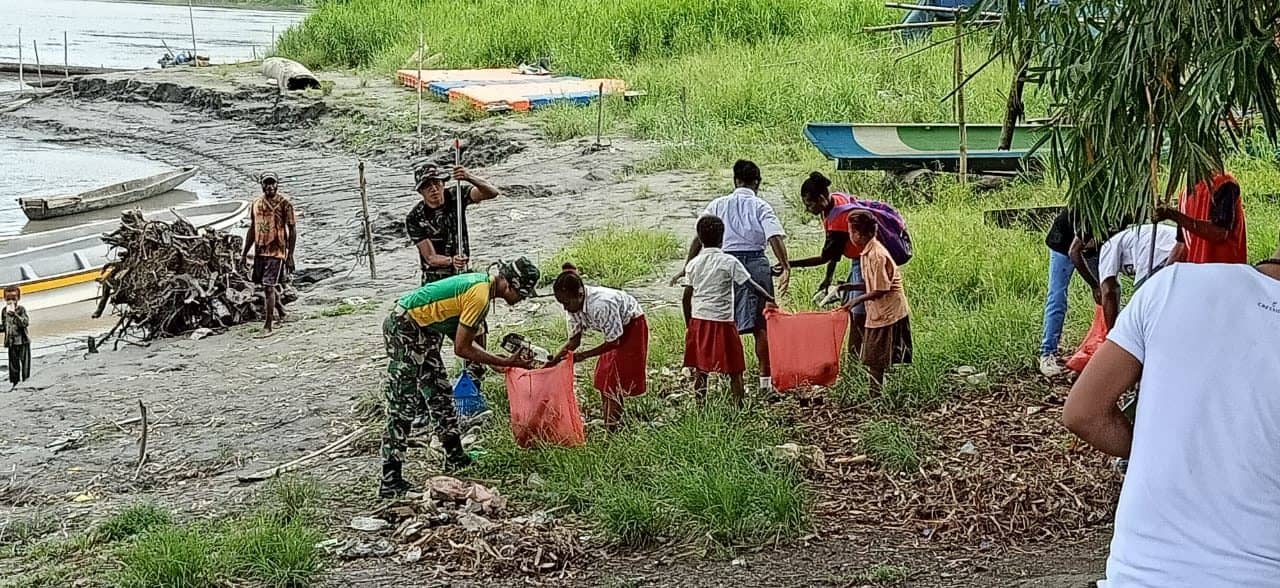 Lingkungan Bersih dan Sehat, Kebersamaan Satgas Yonif 754 dan Anak-anak Papua