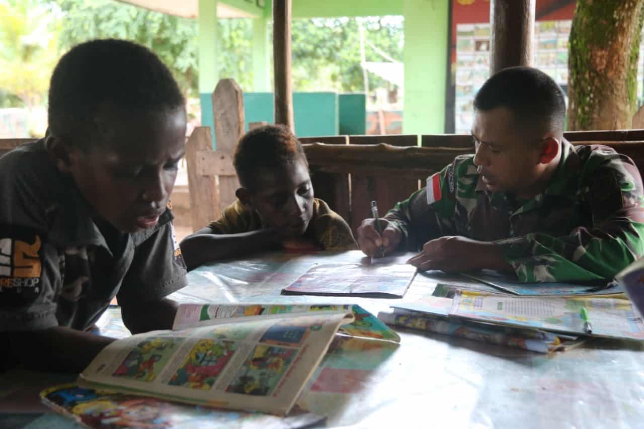 Tingkatkan Kualitas Pelajar Papua, Satgas Pamtas Yonif MR 411 Gelar Bimbel