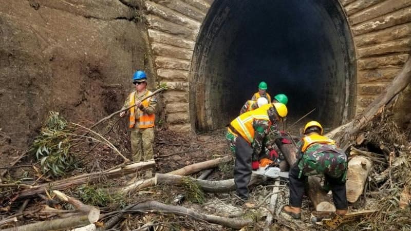 Tertutup Total Akibat Kebakaran, Satgas TNI Bush Fire Assist Buka Akses Kereta di Australia