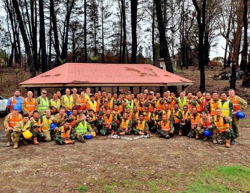 Tertutup Total Akibat Kebakaran, Satgas TNI Bush Fire Assist Buka Akses Kereta di Australia