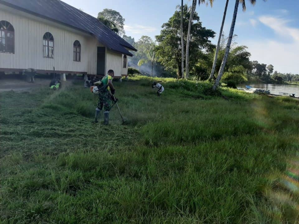 Percantik Fasilitas Umum, Satgas 754 Gelar Karya Bakti Bersama Masyarakat