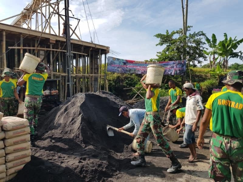 Bersihkan Jalan dan Cor Bangunan Fasum, Brigif PR 18 Jalin Ikatan Dengan Warga