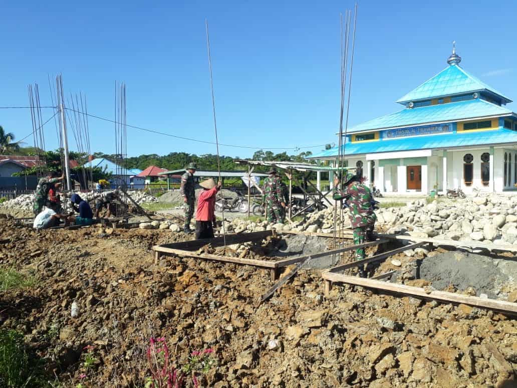 Tingkatkan Keamanan Masjid Satgas Yonif 754 Bangun Pagar dan Gerbang