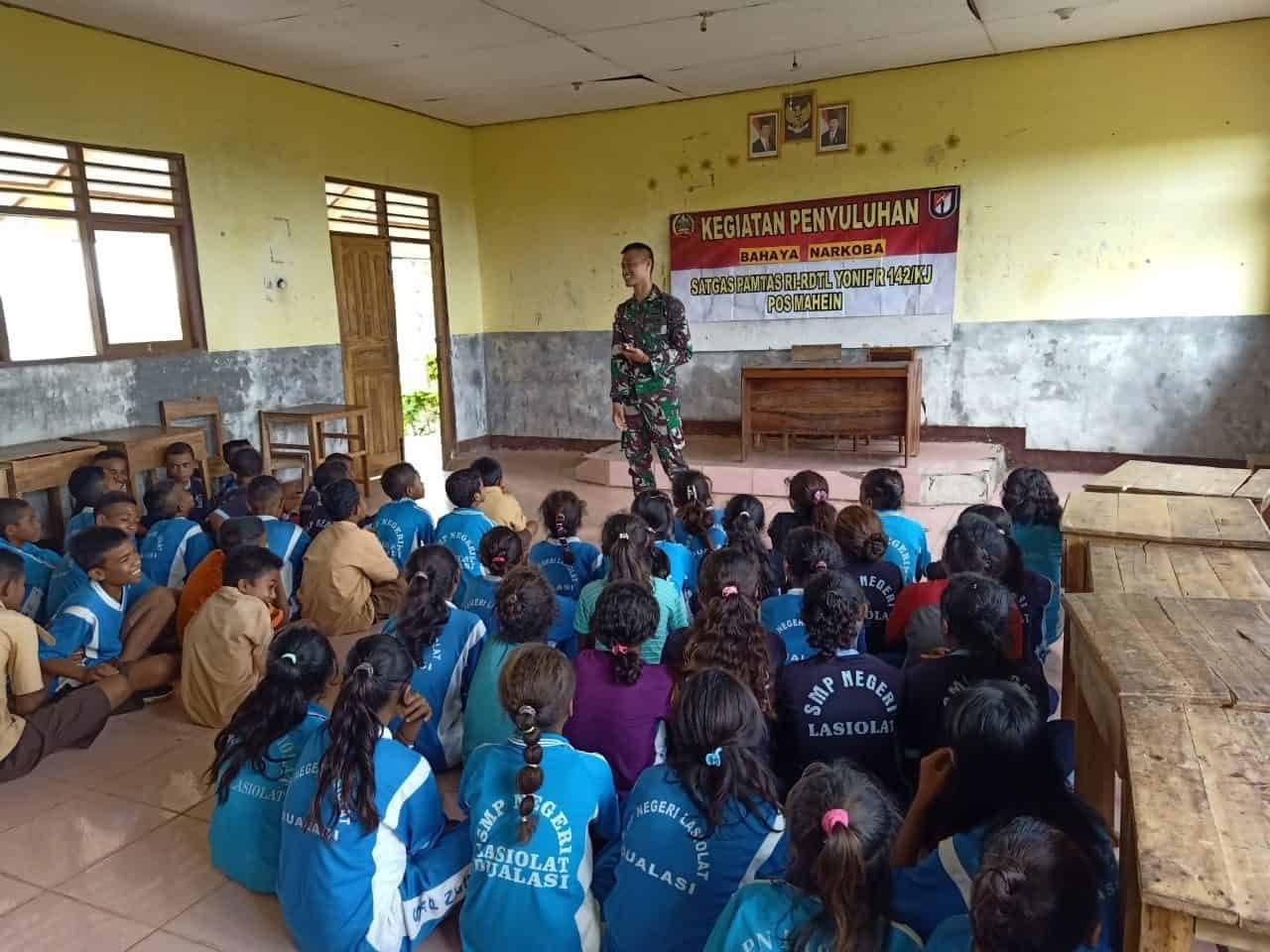 Cegah Peredaran Narkoba, Satgas Pamtas Yonif 142 Penyuluhan di Sekolah