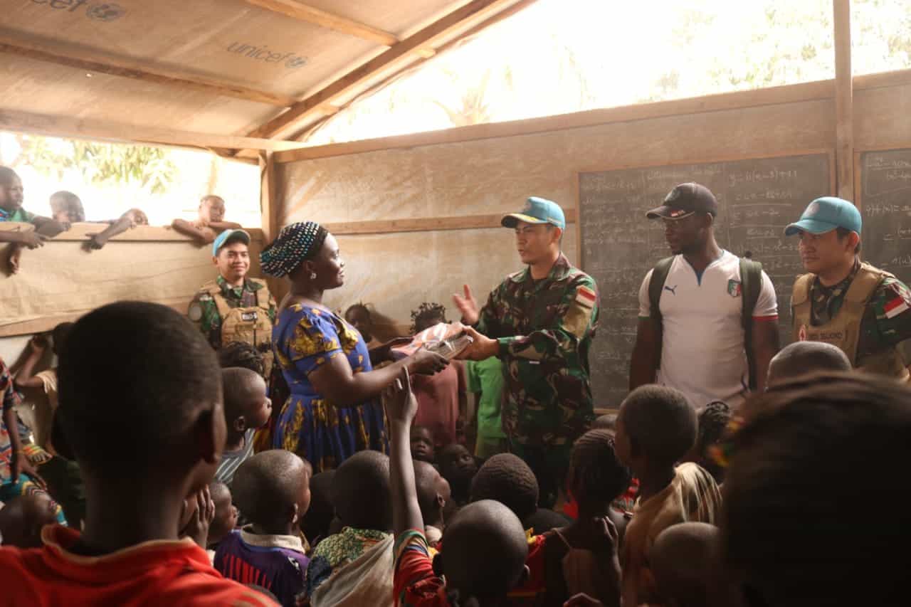 Peduli Anak Afrika Tengah, Satgas Kizi TNI Bagikan Alat Tulis