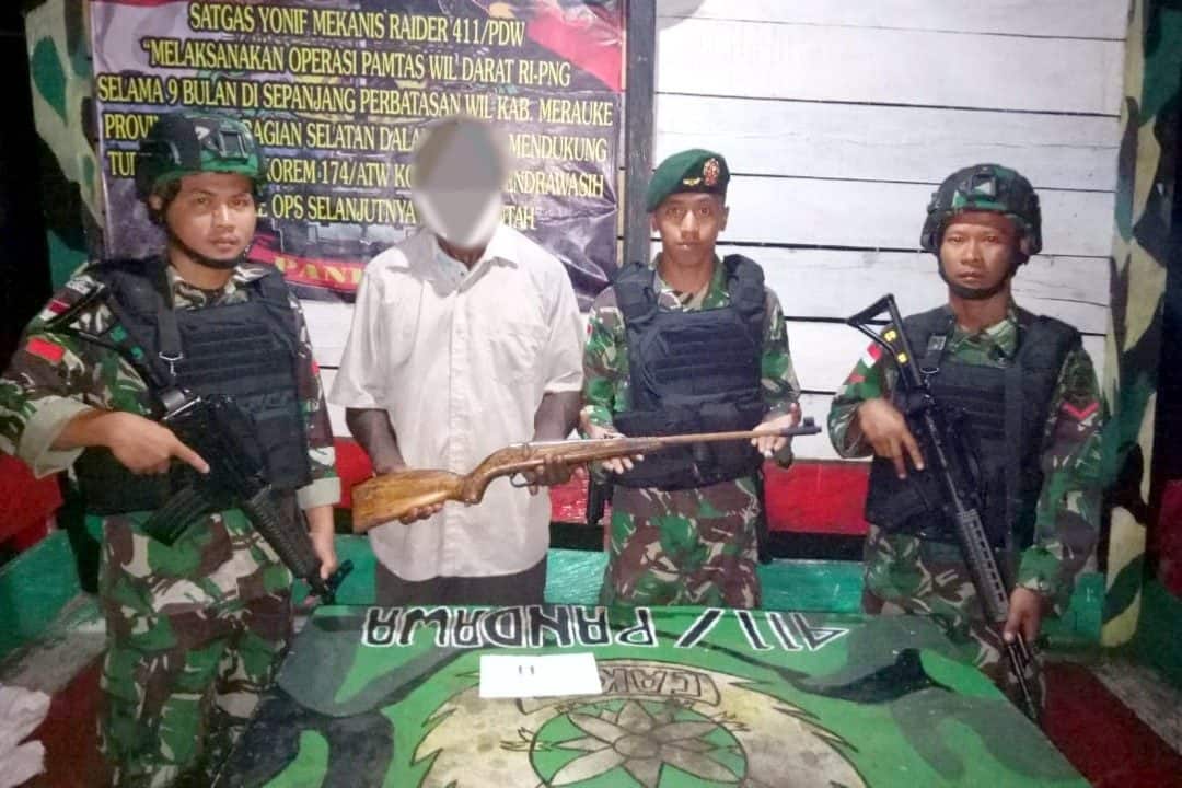 Sukarela, Mantan Simpatisan OPM Serahkan Senjata Ke Satgas Yonif MR 411