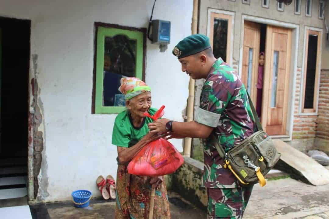 Wujud Syukur, Brigif Raider 9 Salurkan Sembako ke Warga Tidak Mampu