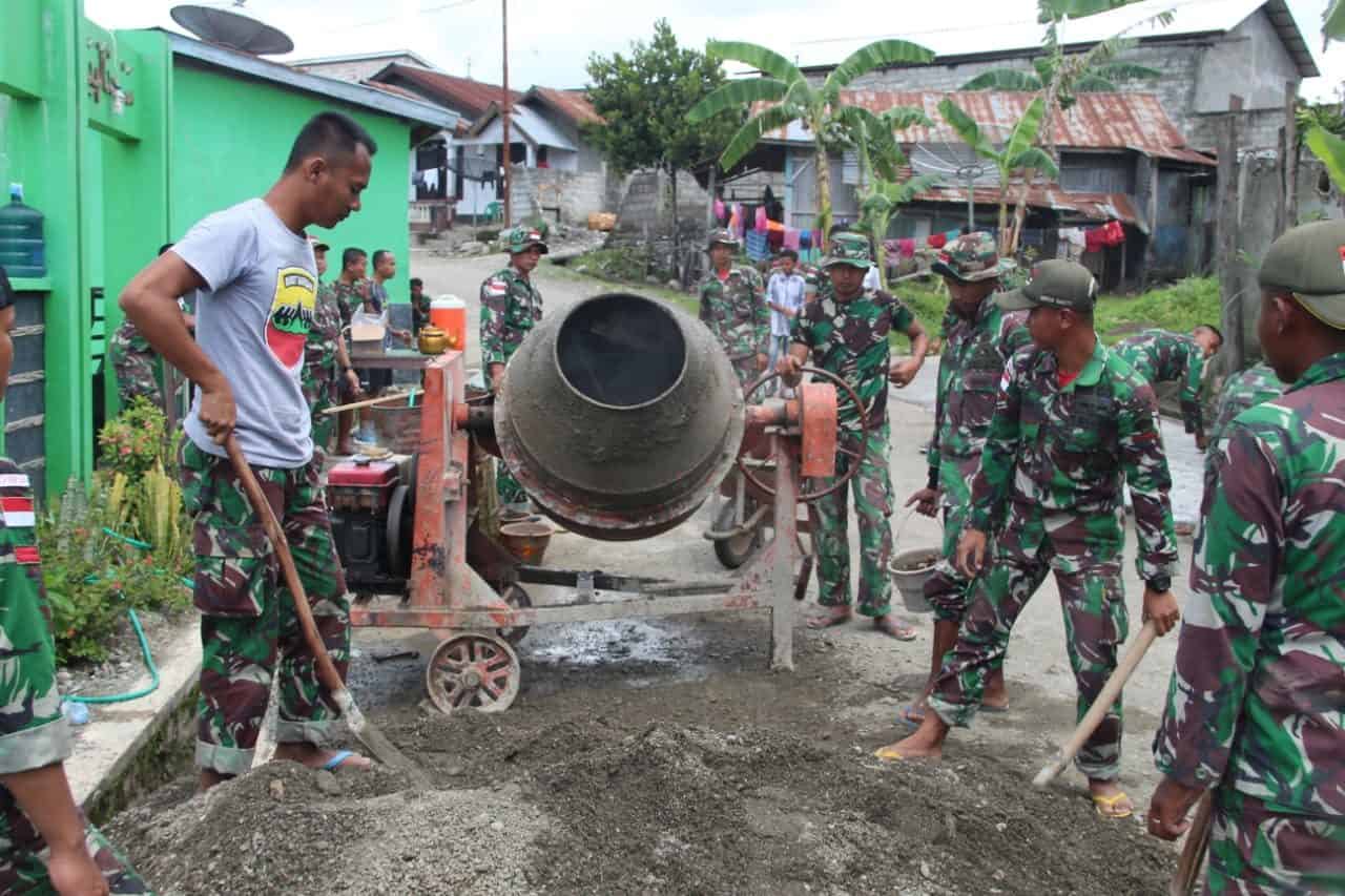 Nyamankan Warga Ibadah, Satgas Yonif 132 Bangun Lahan Parkir Masjid