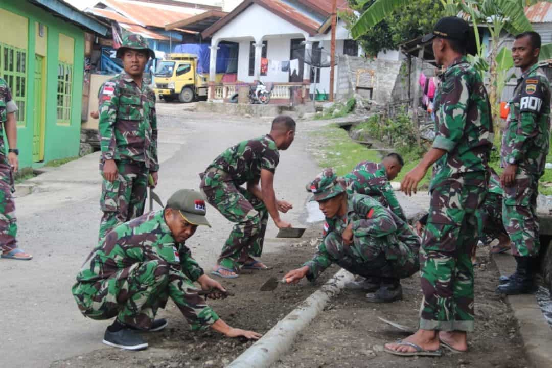 Nyamankan Warga Ibadah, Satgas Yonif 132 Bangun Lahan Parkir Masjid