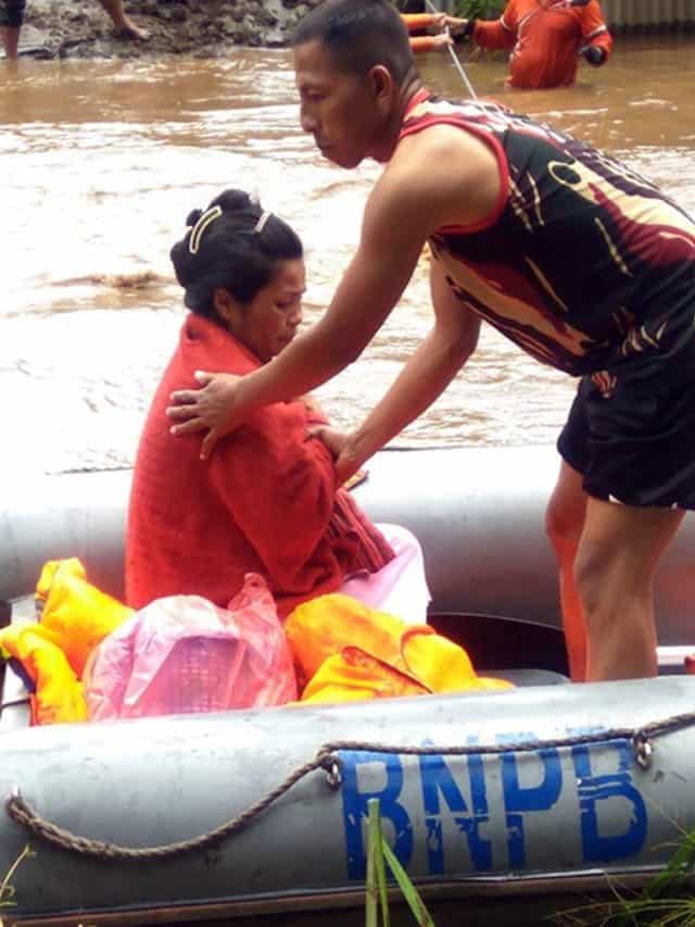 Hamil Tua dan Akan Lahiran, 3 Babinsa Kodim Bitung Evakuasi Anice Lintasi Sungai Arus Deras