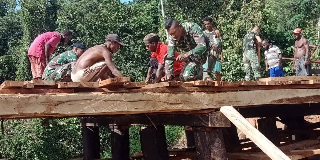 Satgas Yonif 406 Perbaiki Jembatan Kali Kombom Papua