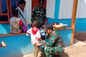 Bagikan Baju Layak Pakai, Kasih Satgas Yonif MR 411 di Papua