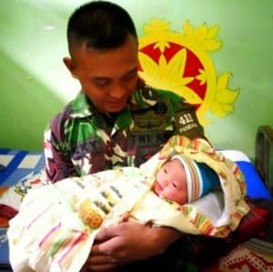 Tidak Tertahan, Warga Papua Lahiran di Pos Satgas Yonif MR 411