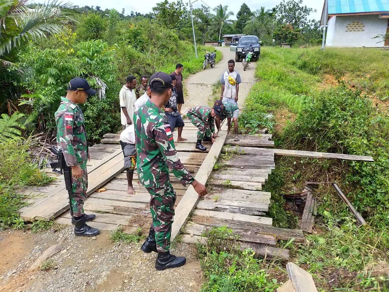 Perbaiki Jembatan Yuruf, Satgas Yonif 509 Hubungkan Kampung di Papua