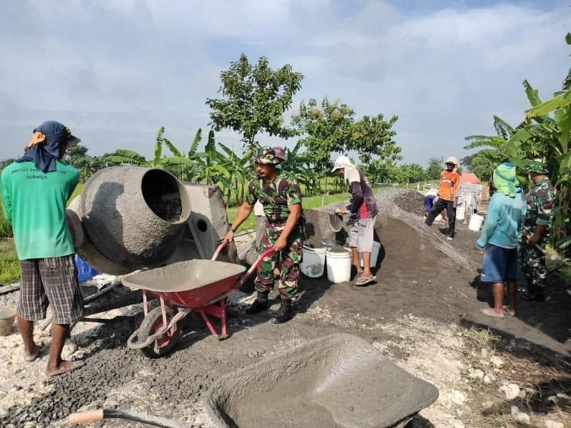 Rusak dan Berlubang, Koramil Kedungpring Perbaiki Akses Jalan Utama