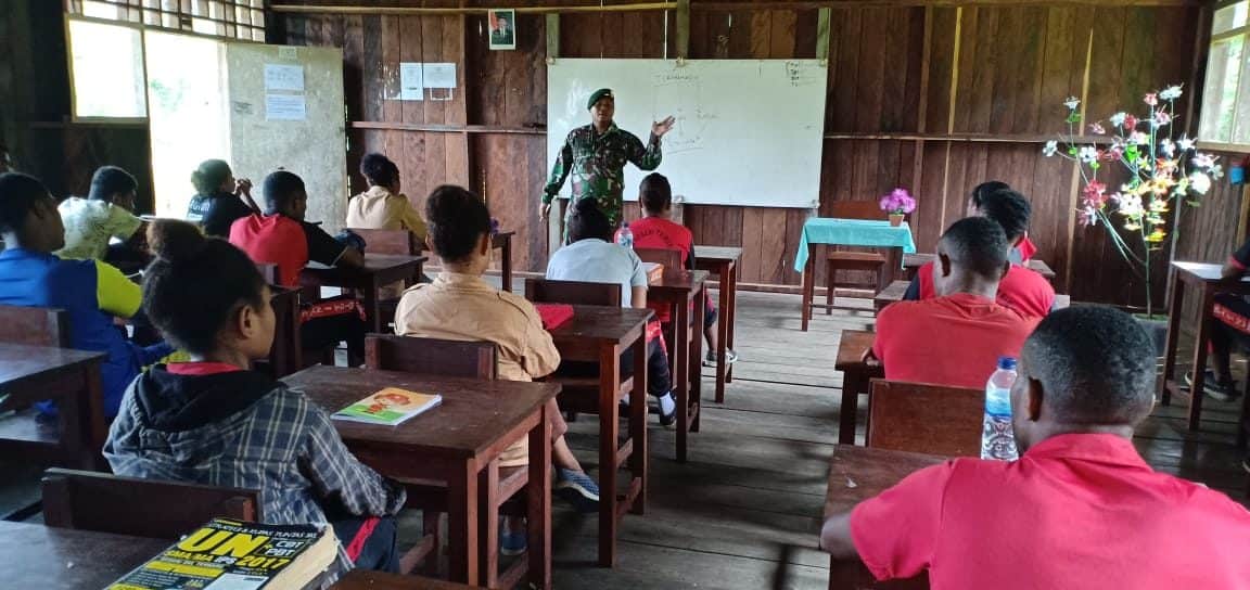 Bantu Mengajar, Satgas Yonif 754 Tanamkan Wawasan Kebangsaan Generasi Muda Papua