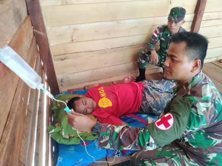 Cegah Dampak Malaria, Satgas Yonif 300 Rawat Warga Papua