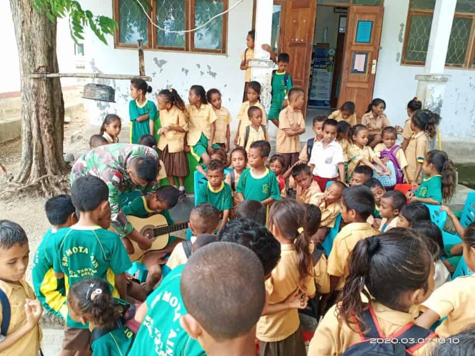 Latih Musik Anak Perbatasan, Satgas Yonif R 142 Hindarkan Dampak Phubbing