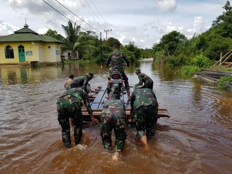 Tak Kunjung Surut, Yonif 631 Bantu Warga Atasi Banjir di Murung Raya