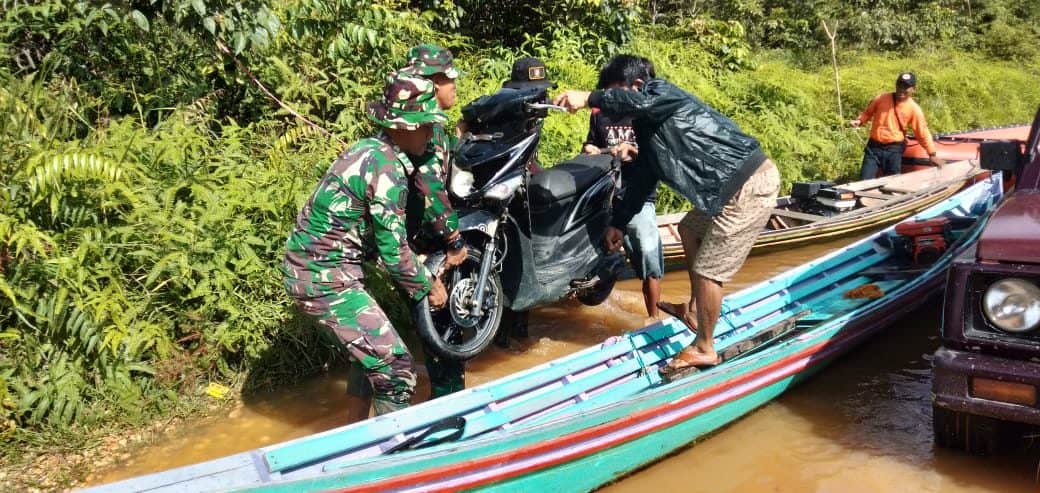 Tak Kunjung Surut, Yonif 631 Bantu Warga Atasi Banjir di Murung Raya
