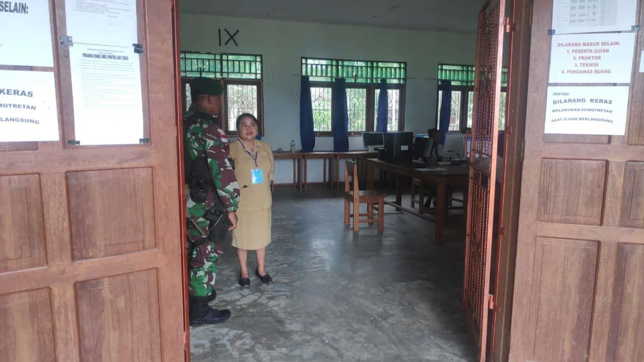 Satgas Yonif 754 Bantu Amankan Pelaksanaan Ujian Nasional di Sarmi Papua