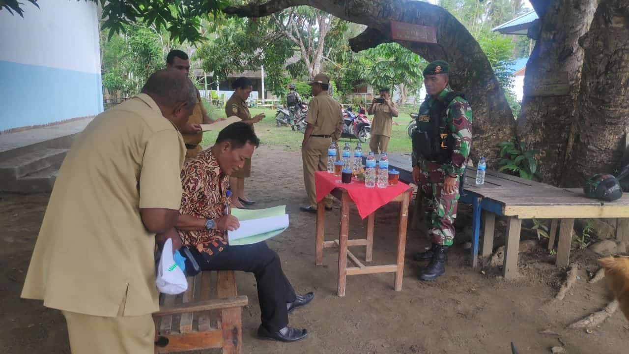 Satgas Yonif 754 Bantu Amankan Pelaksanaan Ujian Nasional di Sarmi Papua