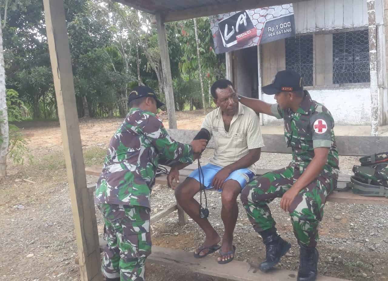 Datangi Rumah, Satgas Yonif 509 Pastikan Kesehatan Warga Papua