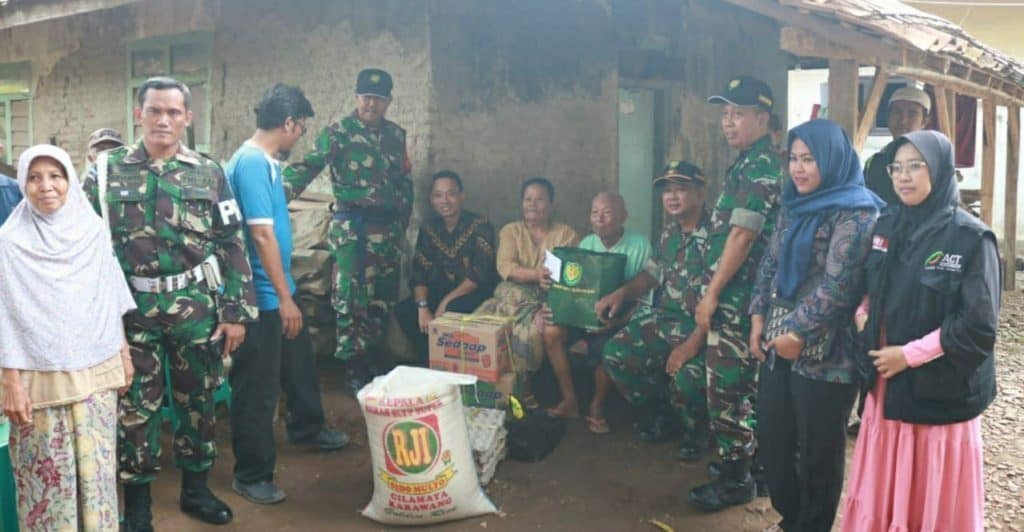 Peduli Duafa, Kodim Karawang Bangun Rumah Emak Suwi dan Abah Tarim