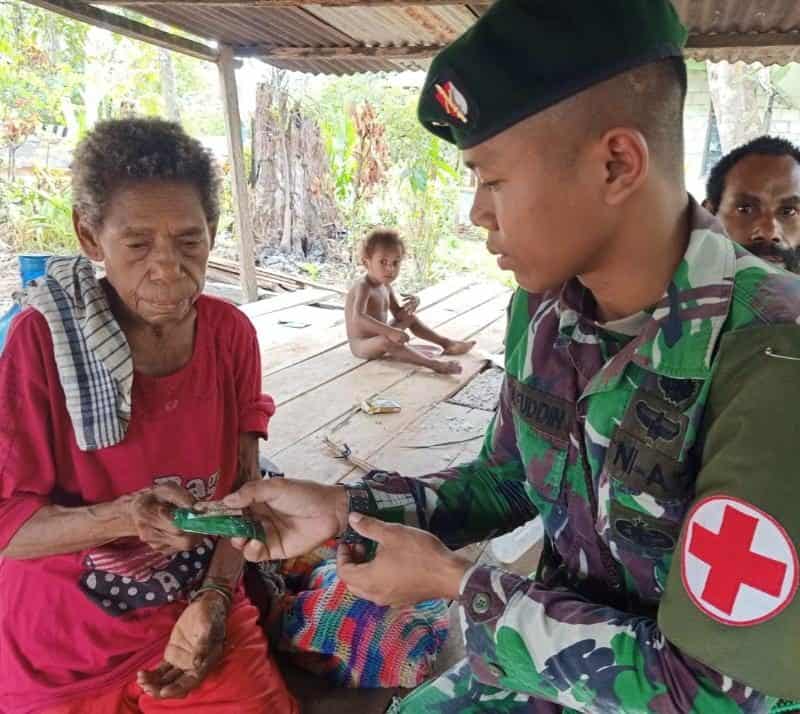 Layanan Kesehatan Satgas Yonif R 300 Jamin Kesehatan Warga Lansia di Perbatasan Papua