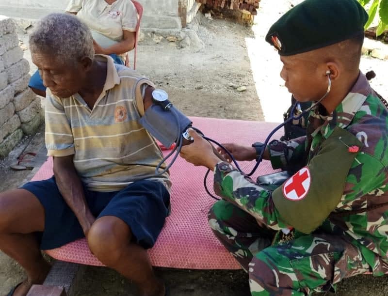 Layanan Kesehatan Satgas Yonif R 300 Jamin Kesehatan Warga Lansia di Perbatasan Papua