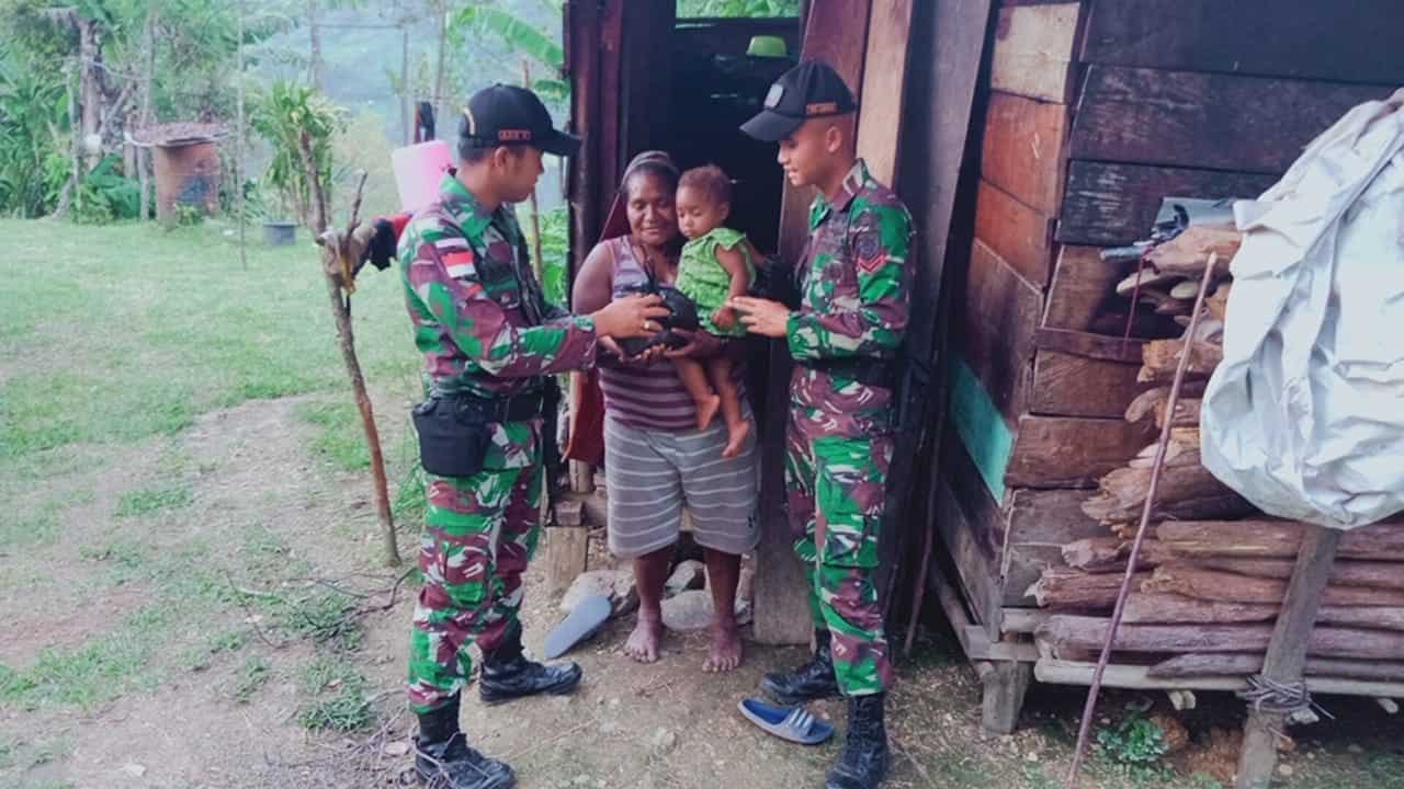 Jalan Curam dan Berliku,  Satgas Yonif R 509 Bagikan Sembako di Papua