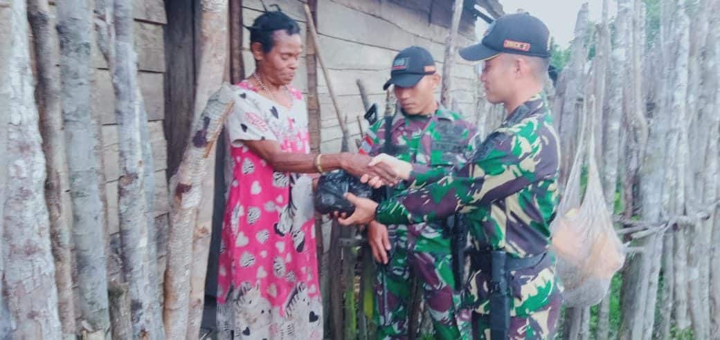 Jalan Curam dan Berliku,  Satgas Yonif R 509 Bagikan Sembako di Papua