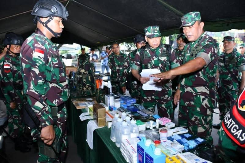 Satgas Pamtas, Bantu Kesulitan Warga dan Siapkan Pemuda Papua Jadi Prajurit TNI