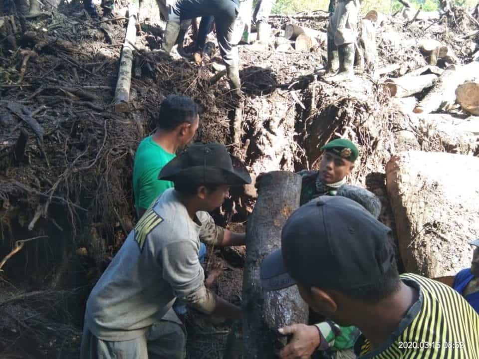 Yonif 514 Bersihkan Lumpur Pasca Banjir Bondowoso