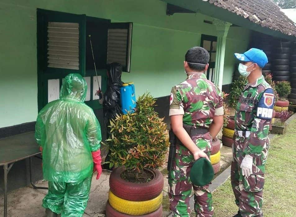 Cegah Covid-19, Yonbekang Kostrad Disinfektan Lingkungan