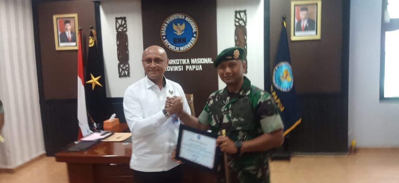 Bantu Perangi Narkoba di Perbatasan RI-PNG, Satgas Yonif R 509 Diganjar Penghargaan BNN