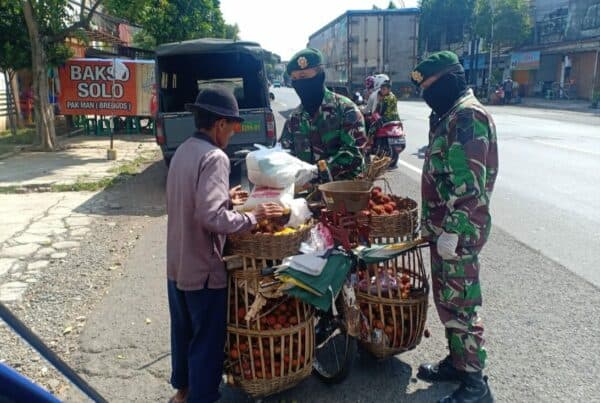 Empati Pejuang Nafkah, Menarmed-1 Kostrad Bagikan Sembako Hingga Pelosok Malang