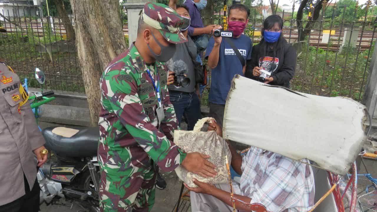 Sepi Penumpang, Puluhan Tukang Becak Terima Sembako Kodim 0814/Jombang