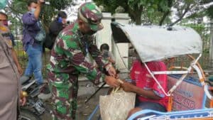 Sepi Penumpang, Puluhan Tukang Becak Terima Sembako Kodim 0814/Jombang