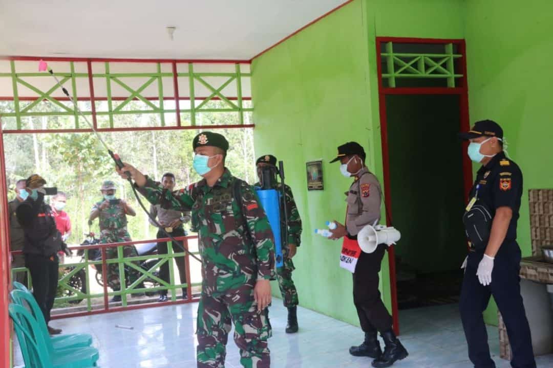 Putus Sebaran Corona, Satgas Yonif 411 Semprot Disinfektan Tiga Distrik di Papua
