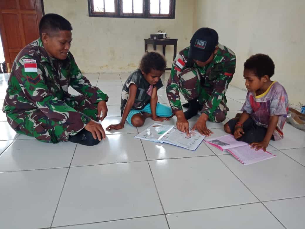 Peduli Anak Papua, Satgas Yonif 509 Door to Door Mengajar di Rumah Warga