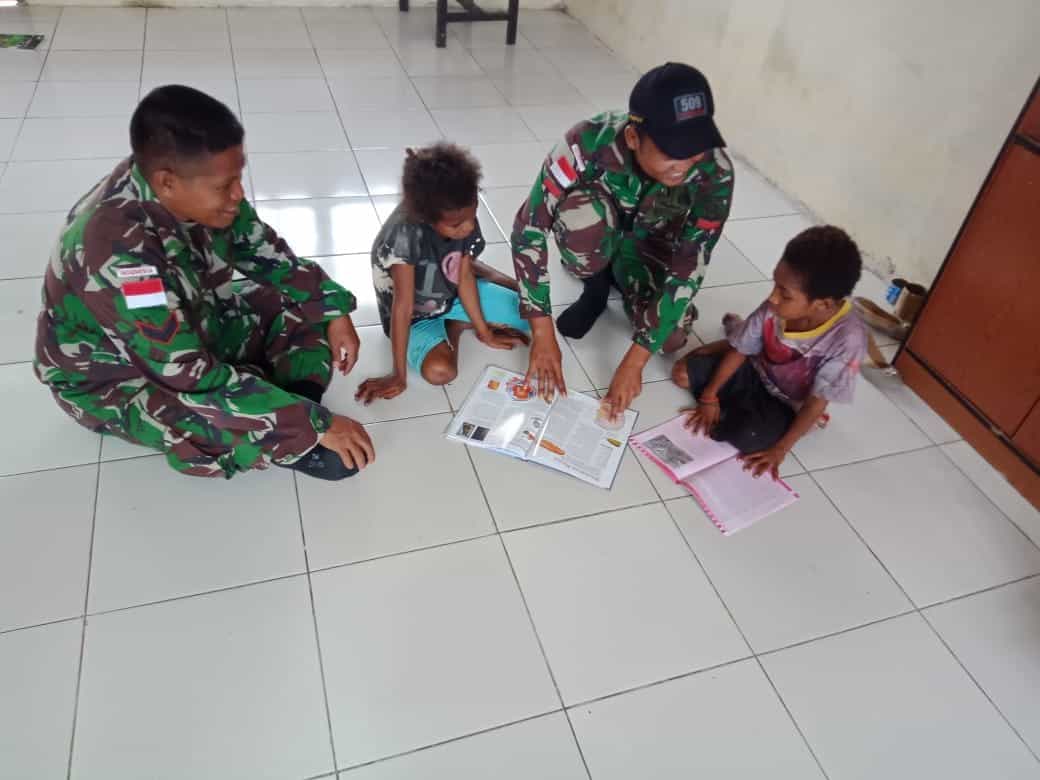 Peduli Anak Papua, Satgas Yonif 509 Door to Door Mengajar di Rumah Warga